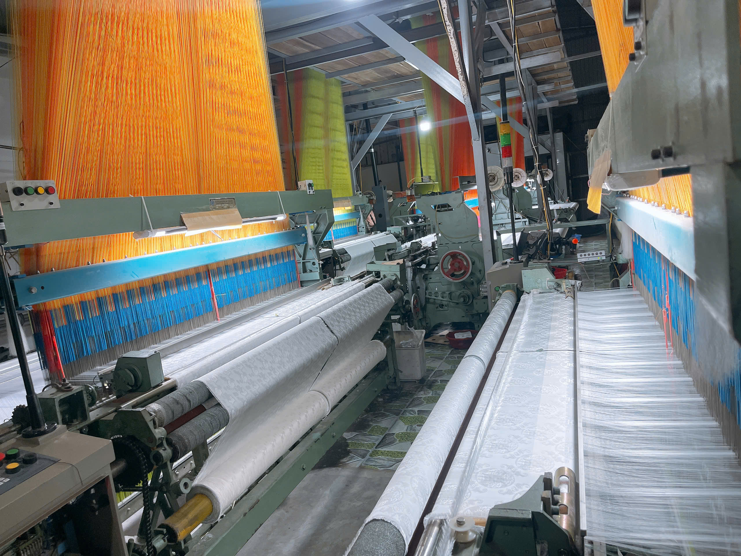 Vải lụa tơ tằm may áo dài bao nhiêu tiền? Bảng giá chi tiết 2026