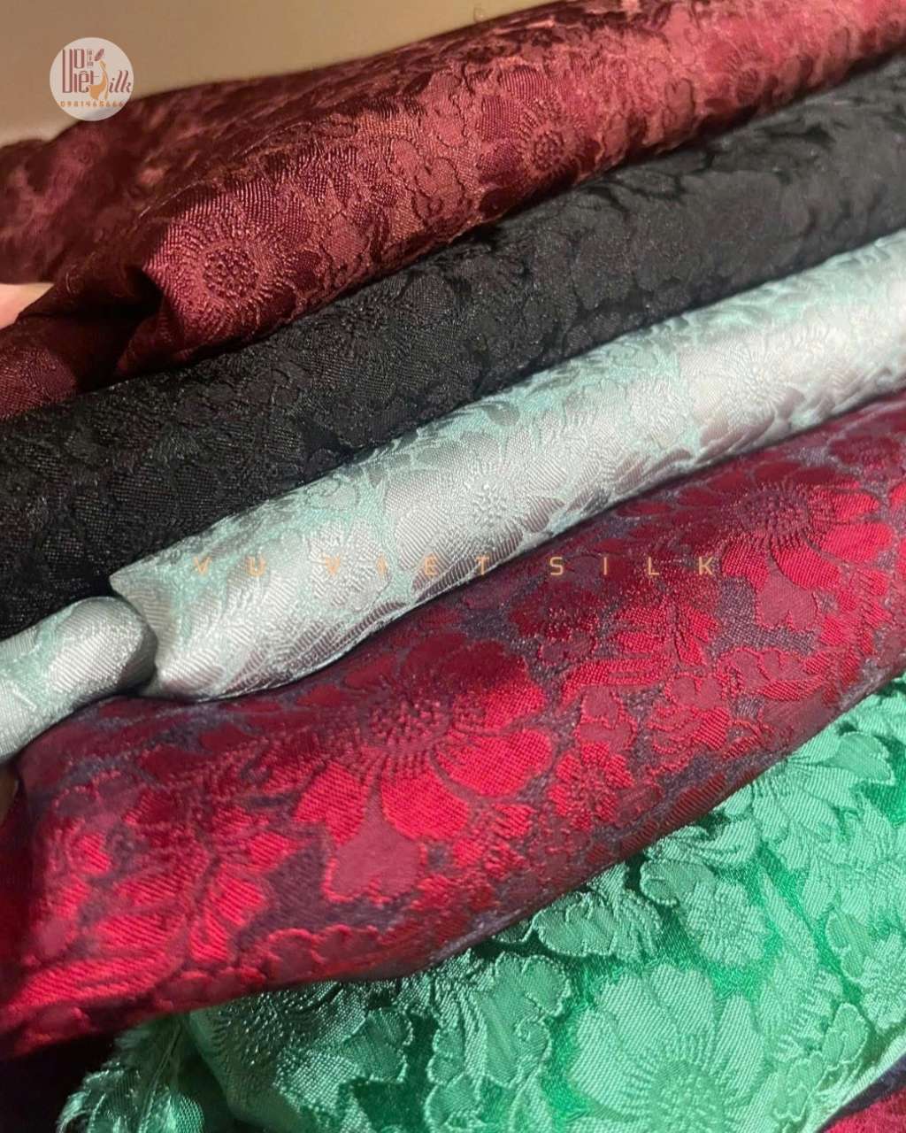 Người phụ nữ Việt Nam khoảng 30 tuổi mặc áo dài lụa tơ tằm màu hồng phấn, đang dạo bước trên vỉa hè đường Đồng Khởi, Quận 1, TP.HCM. Phía sau là những tòa nhà cao tầng hiện đại và hàng cây xanh mát. Tà áo dài bay nhẹ trong gió, ánh nắng chiều vàng ấm chiếu xiên, tạo hiệu ứng bóng lụa lung linh. Góc chụp từ phía trước hơi lệch bên, phong cách street fashion photography.