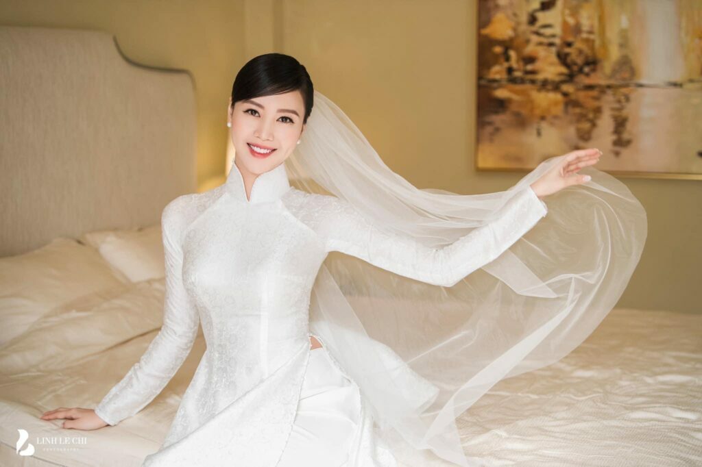 Áo dài cưới lụa trắng ngà