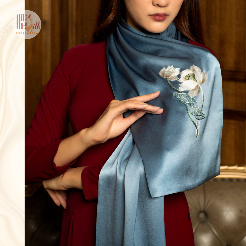 Khăn lụa thêu tay